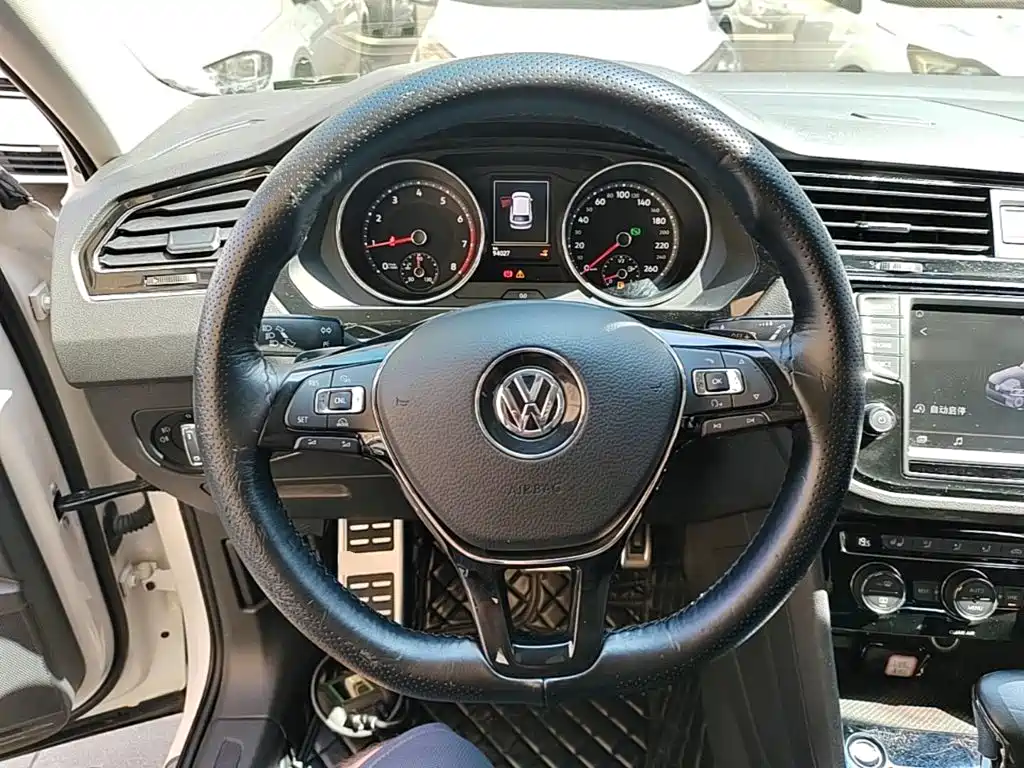 Volkswagen Tiguan L 2018 — фото 11