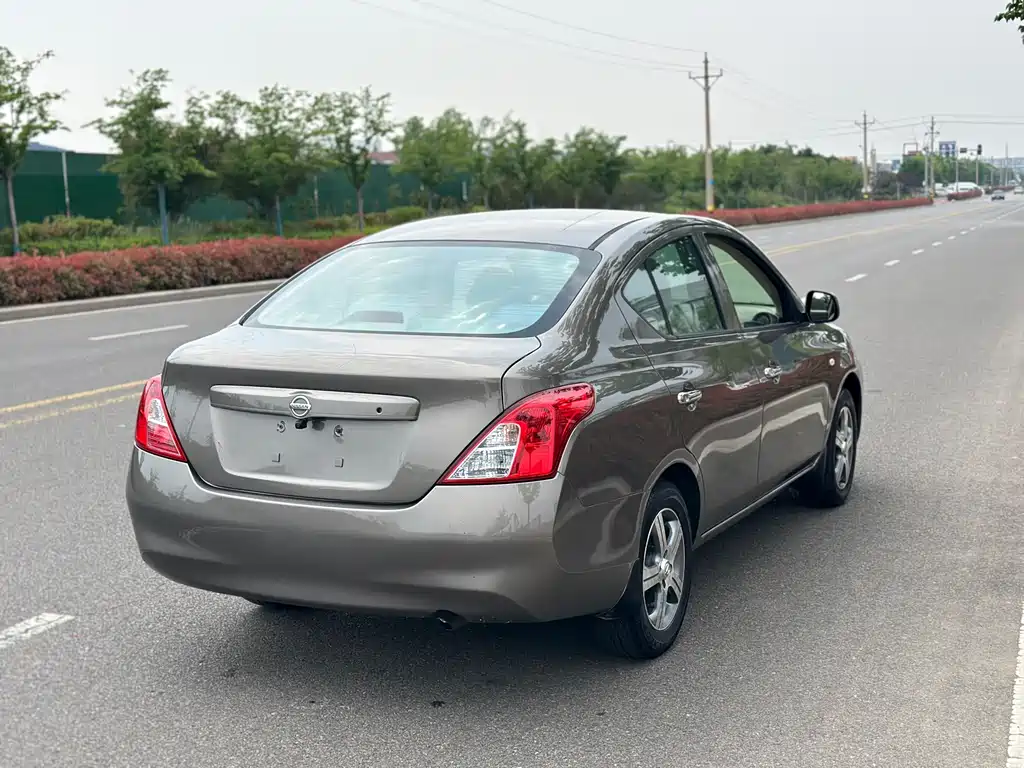 Nissan Sunny 2012 — фото 9
