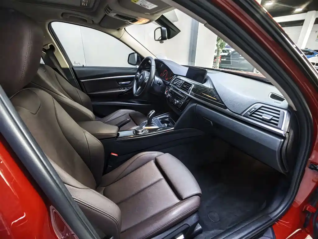 BMW 3 Series 2018 — фото 18