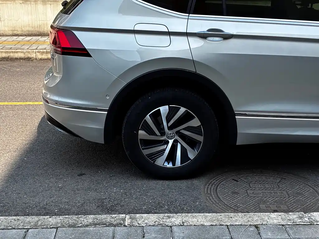 Volkswagen Tiguan L Plug-In Hybrid 2020 — фото 11