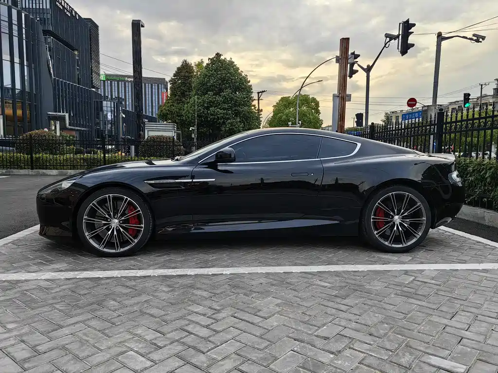 Aston Martin DB9 2014 — фото 12