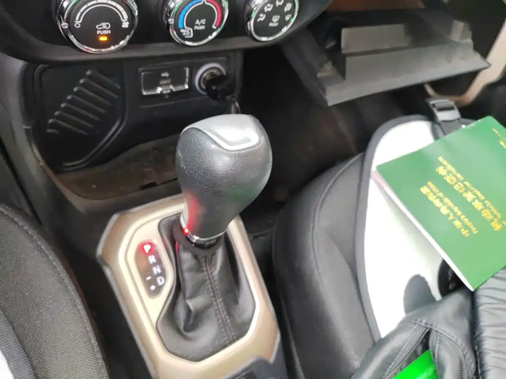 Jeep Renegade 2016 — фото 10