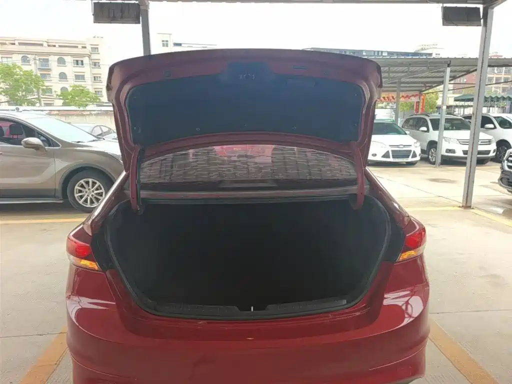 Hyundai Elantra 2018 — фото 19