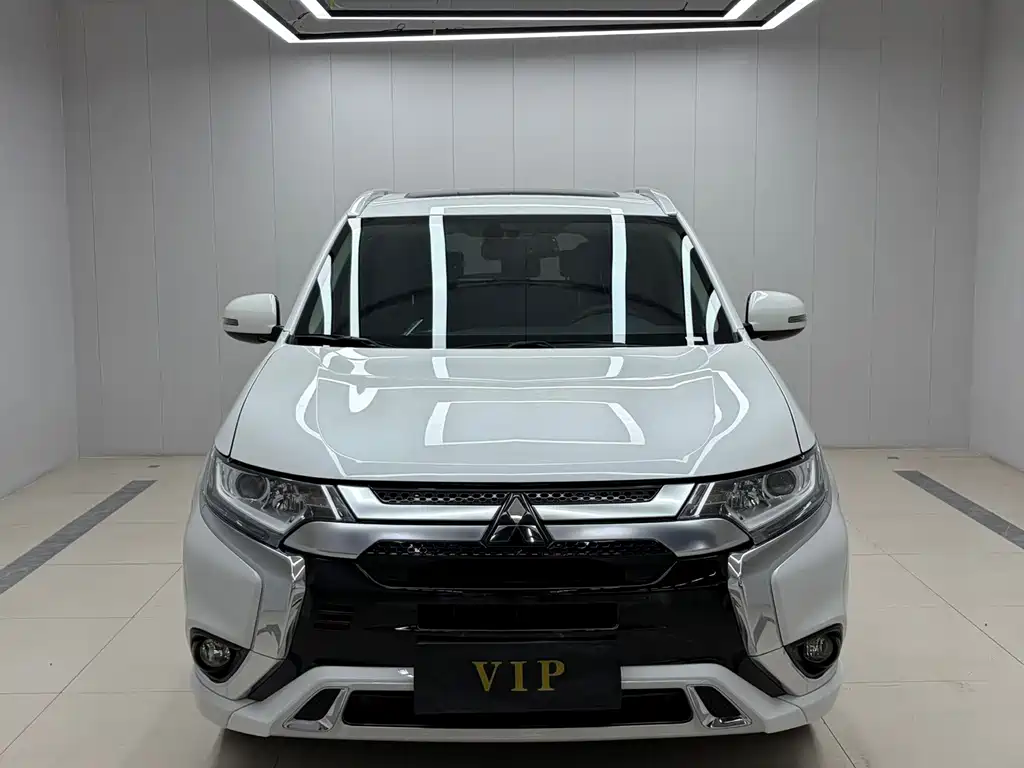 Mitsubishi Outlander 2022 — фото 2