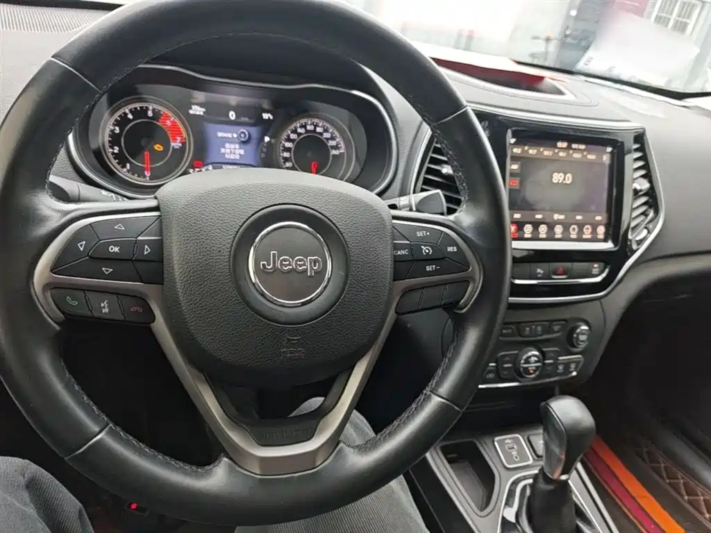 Jeep Cherokee 2019 — фото 10