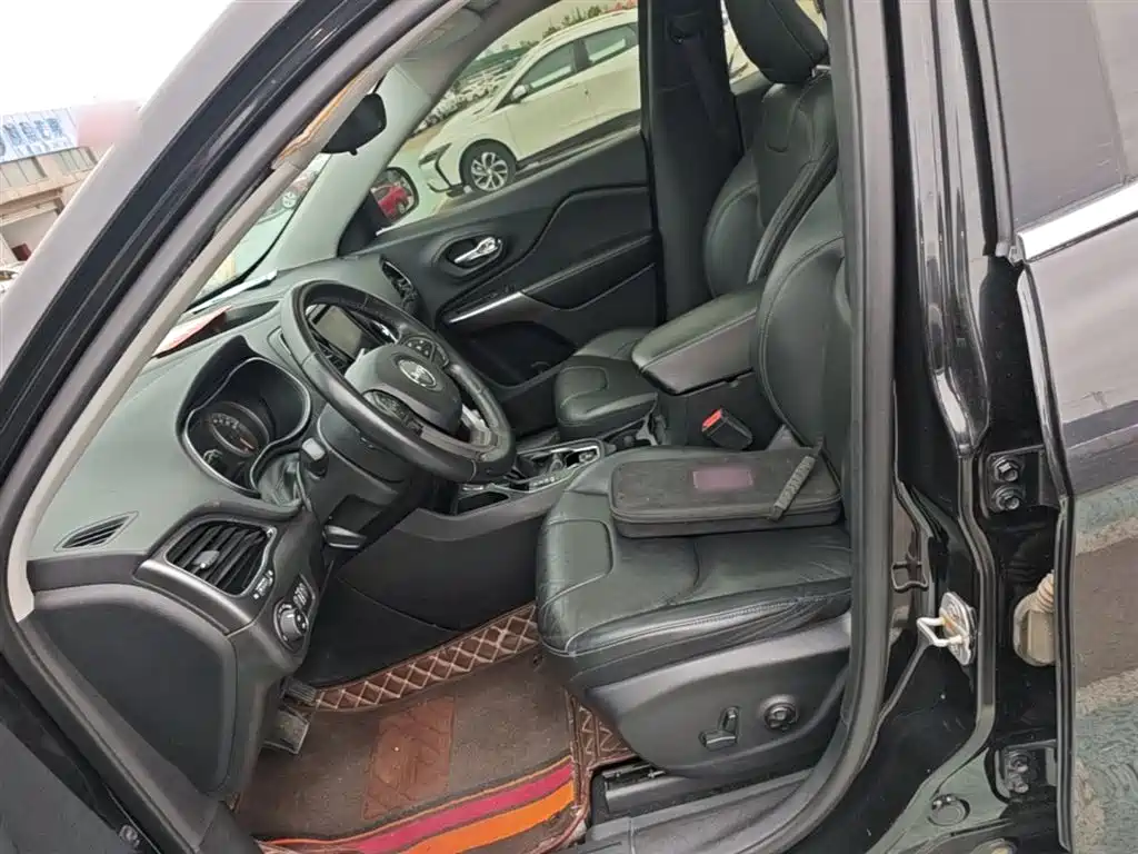 Jeep Cherokee 2019 — фото 15