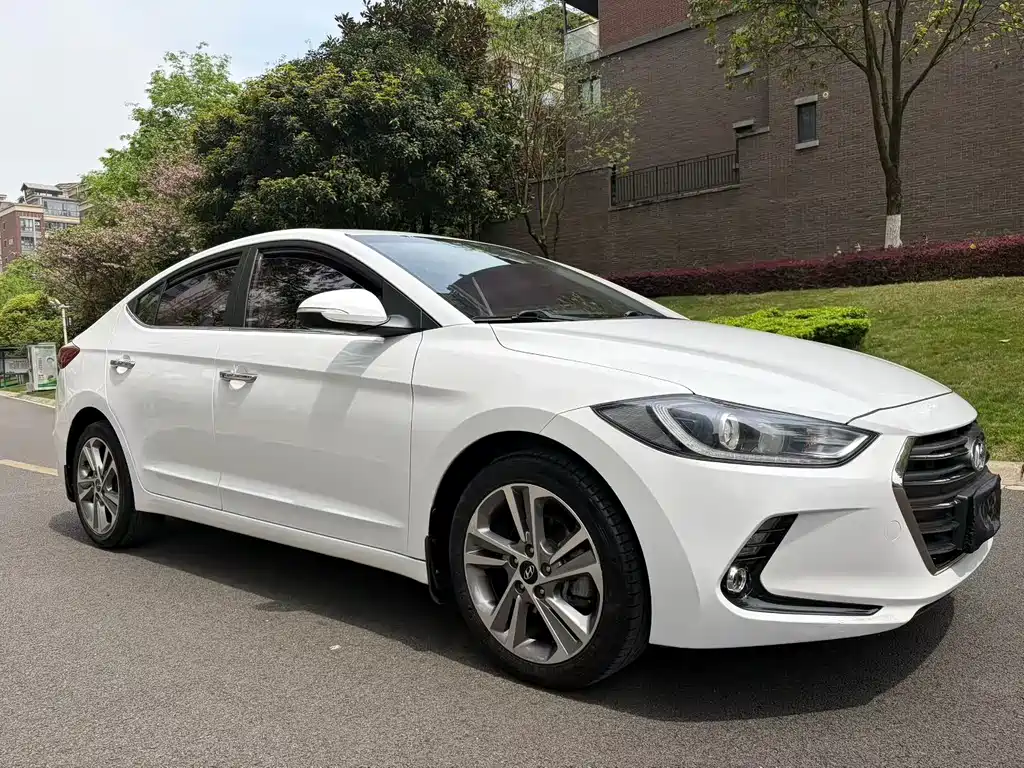 Hyundai Elantra 2018 — фото 3