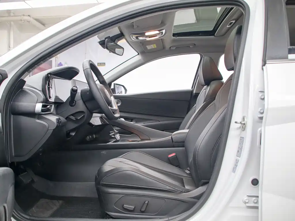 Hyundai Elantra 2023 — фото 12