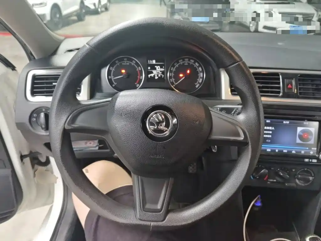 Skoda Rapid Spaceback 2015 — фото 11