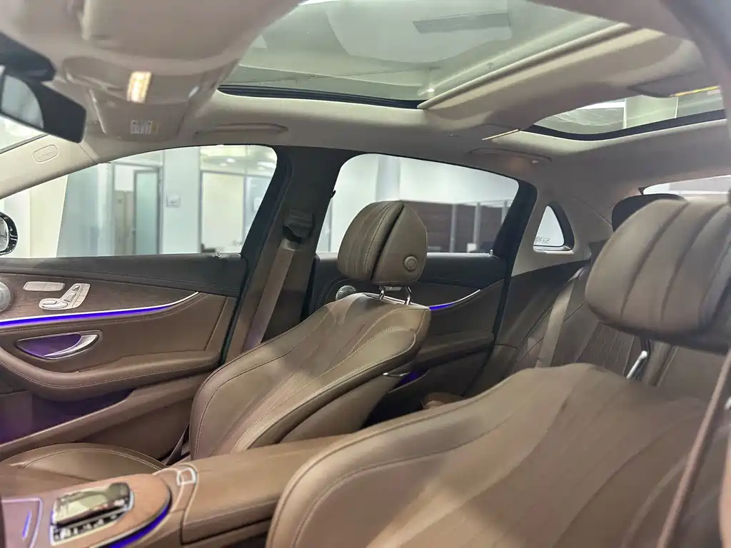 Mercedes-Benz E-Class 2023 — фото 12