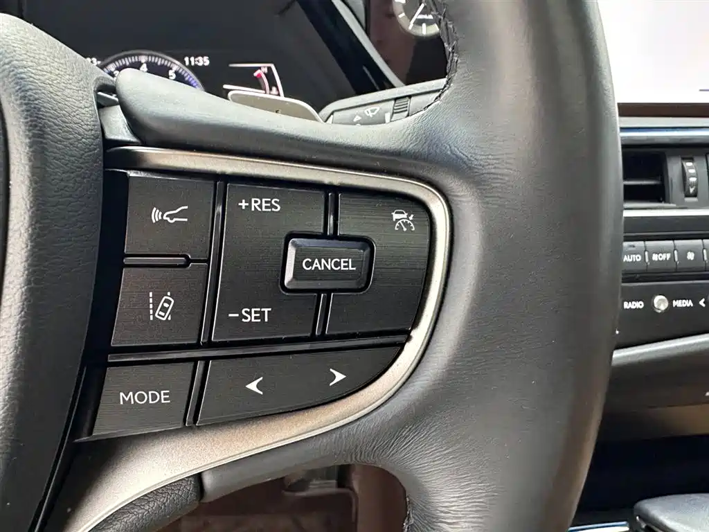 Lexus ES 2023 — фото 17