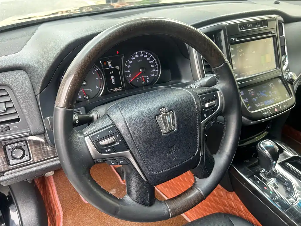 Toyota Crown 2017 — фото 12