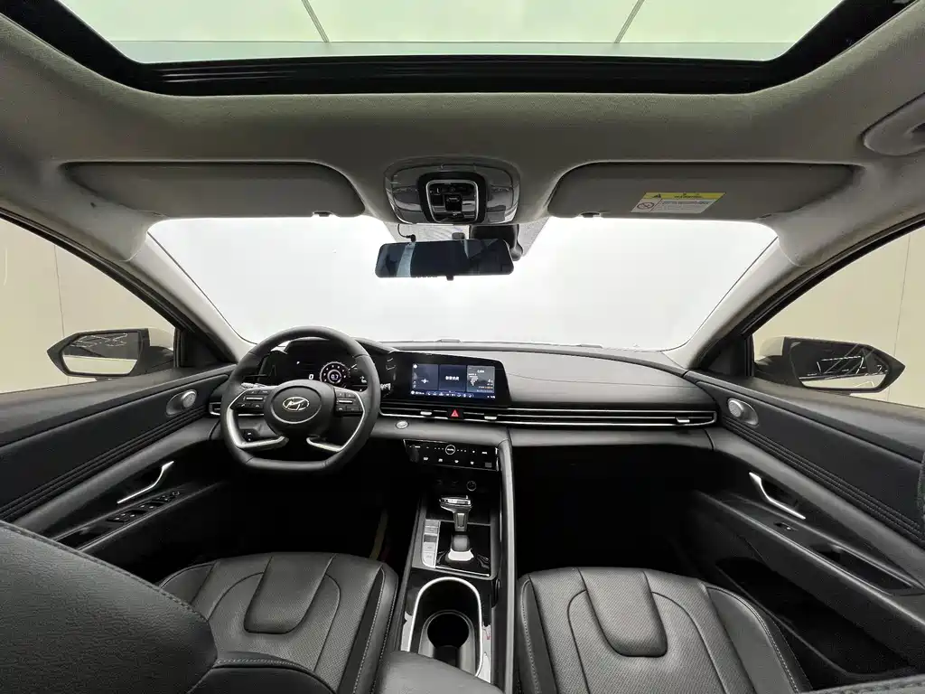 Hyundai Elantra 2023 — фото 18