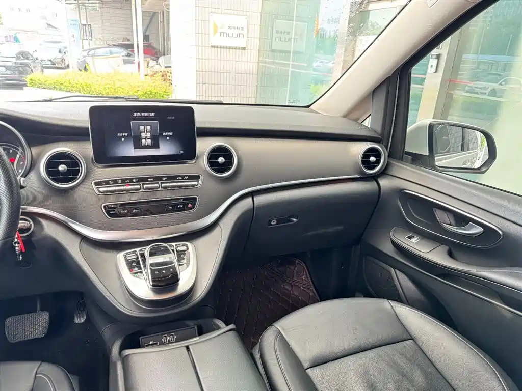 Mercedes-Benz V-Class 2019 — фото 12