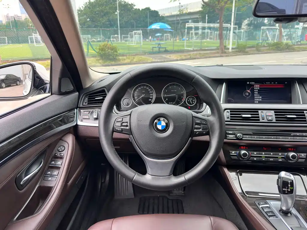 BMW 5 Series 2016 — фото 13