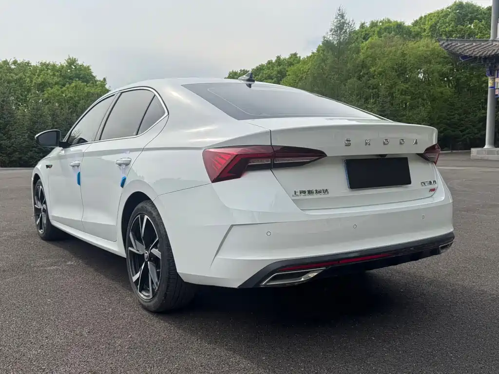 Skoda Octavia 2023 — фото 11