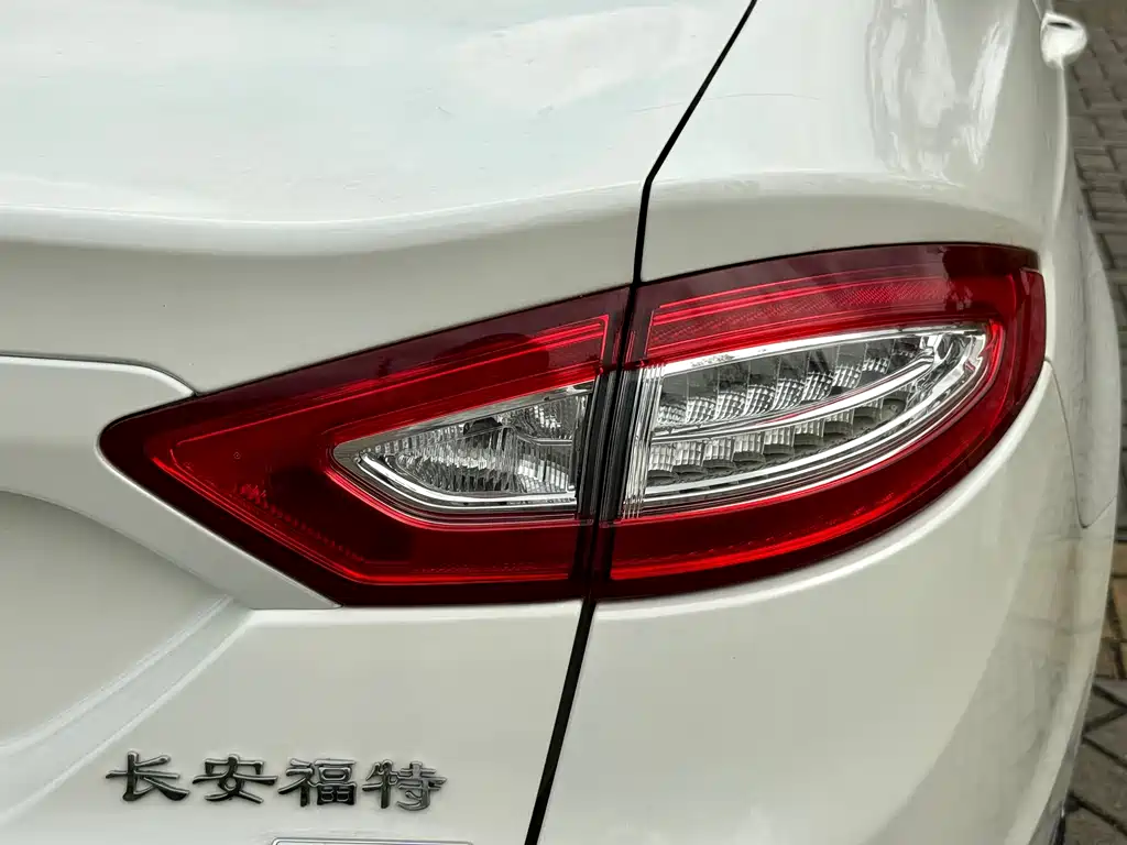 Ford Mondeo 2016 — фото 18