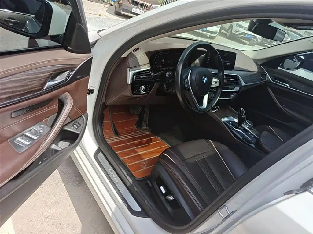 BMW 5 Series 2020 — фото 16