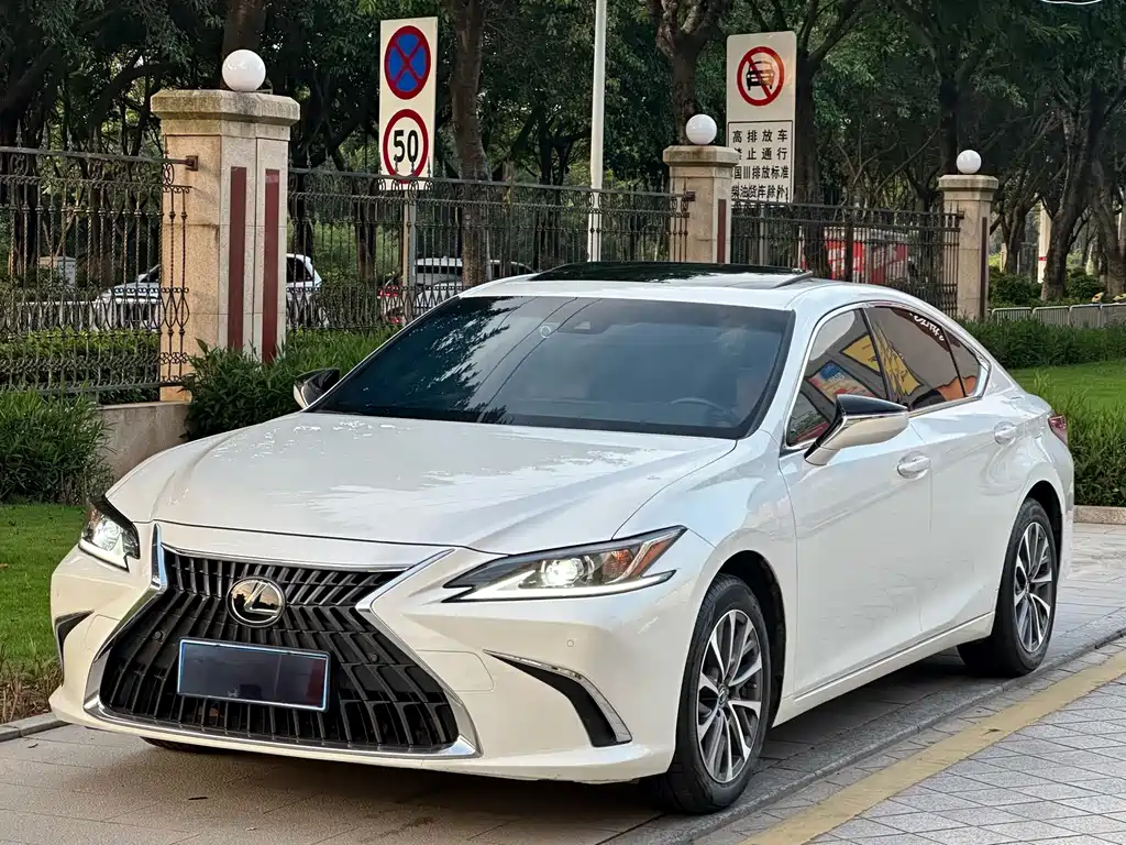 Lexus ES 2022 — фото 1