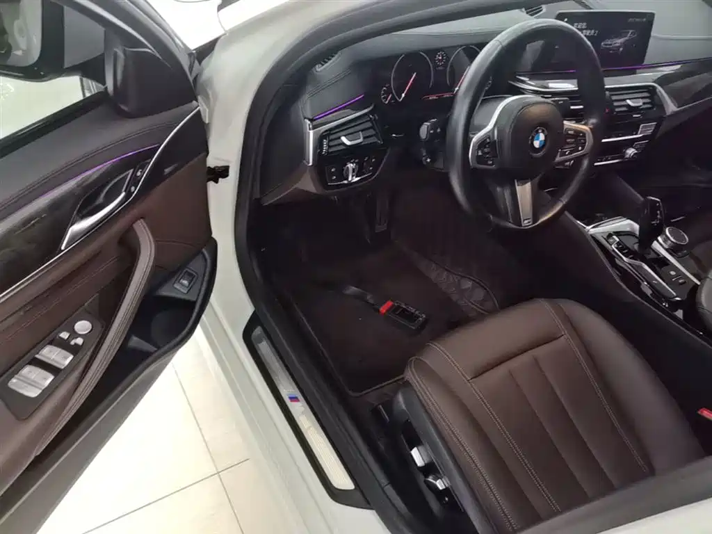 BMW 5 Series 2019 — фото 16