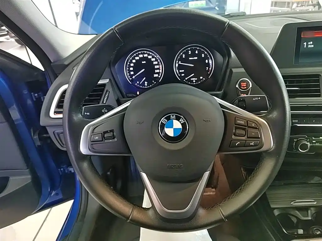 BMW 1 Series 2018 — фото 11