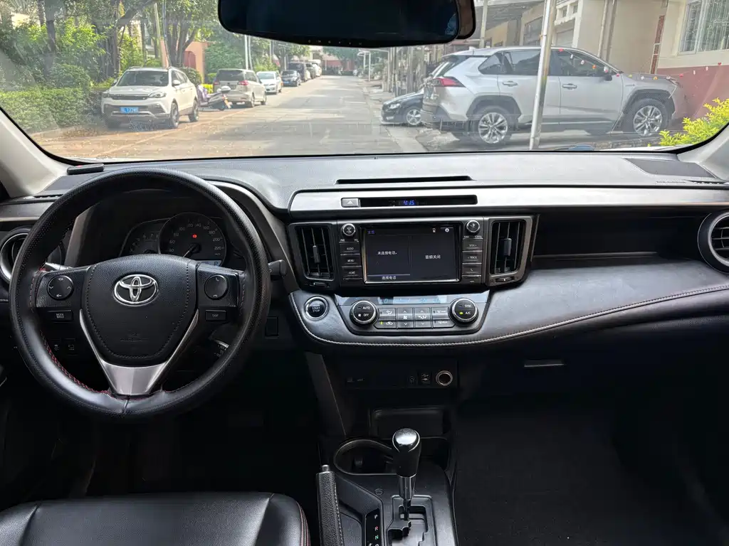 Toyota RAV4 2018 — фото 8