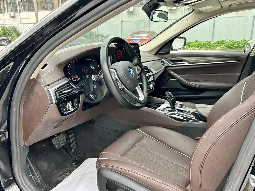 BMW 5 Series 2023 — фото 10