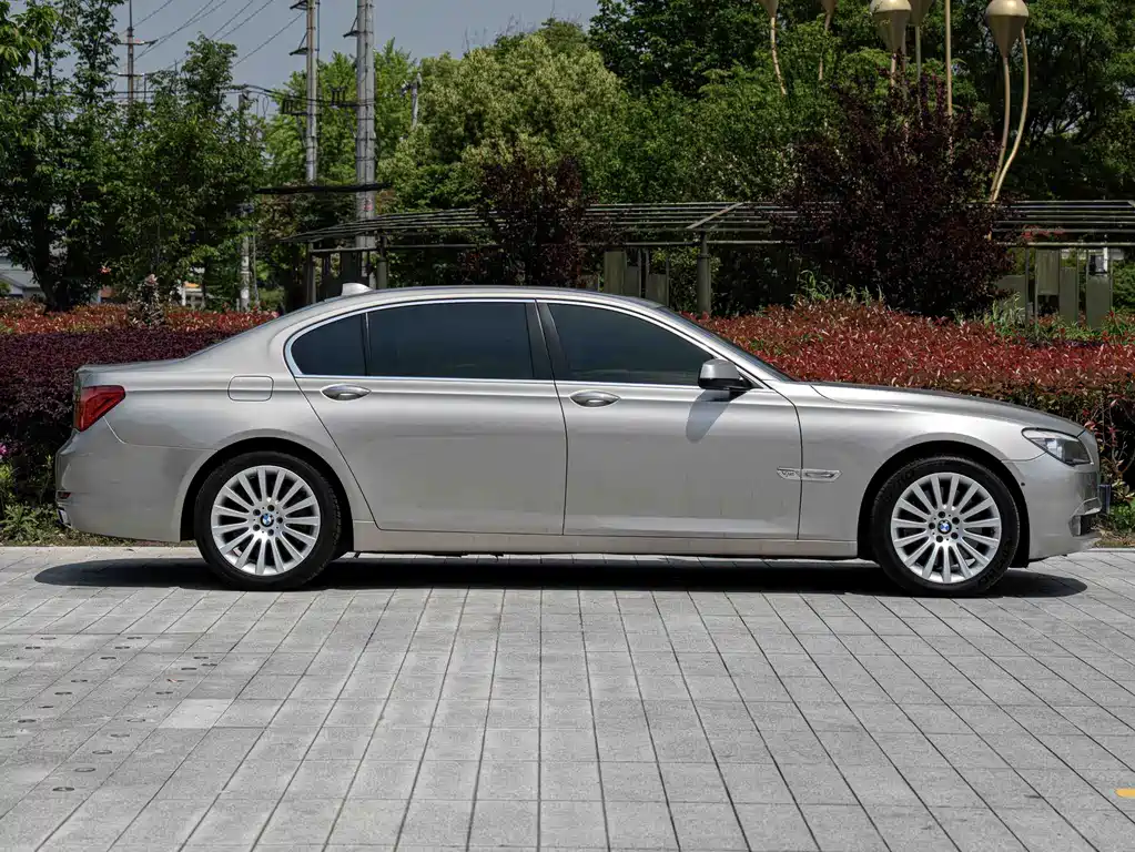BMW 7 Series 2010 — фото 7