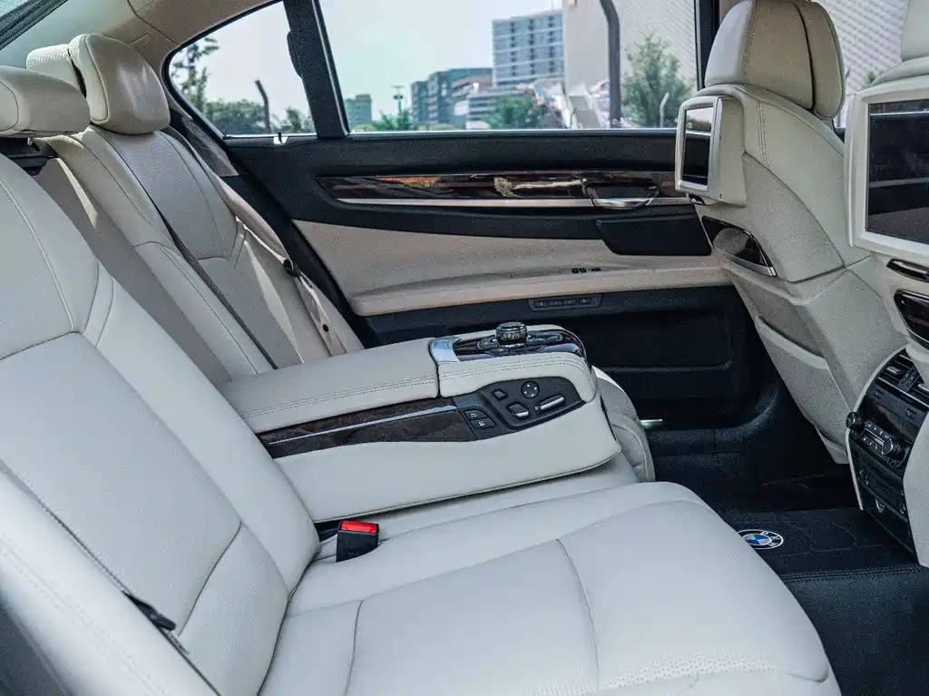 BMW 7 Series 2010 — фото 22