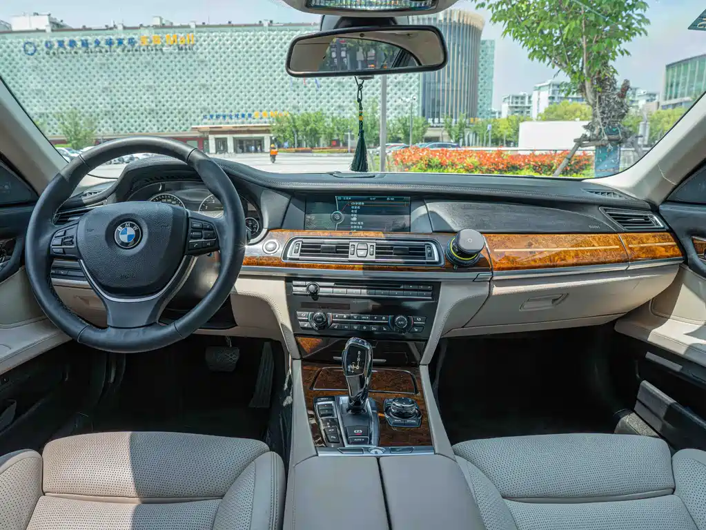 BMW 7 Series 2010 — фото 17