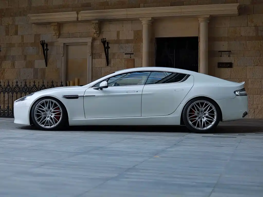 Aston Martin Rapide 2017 — фото 9