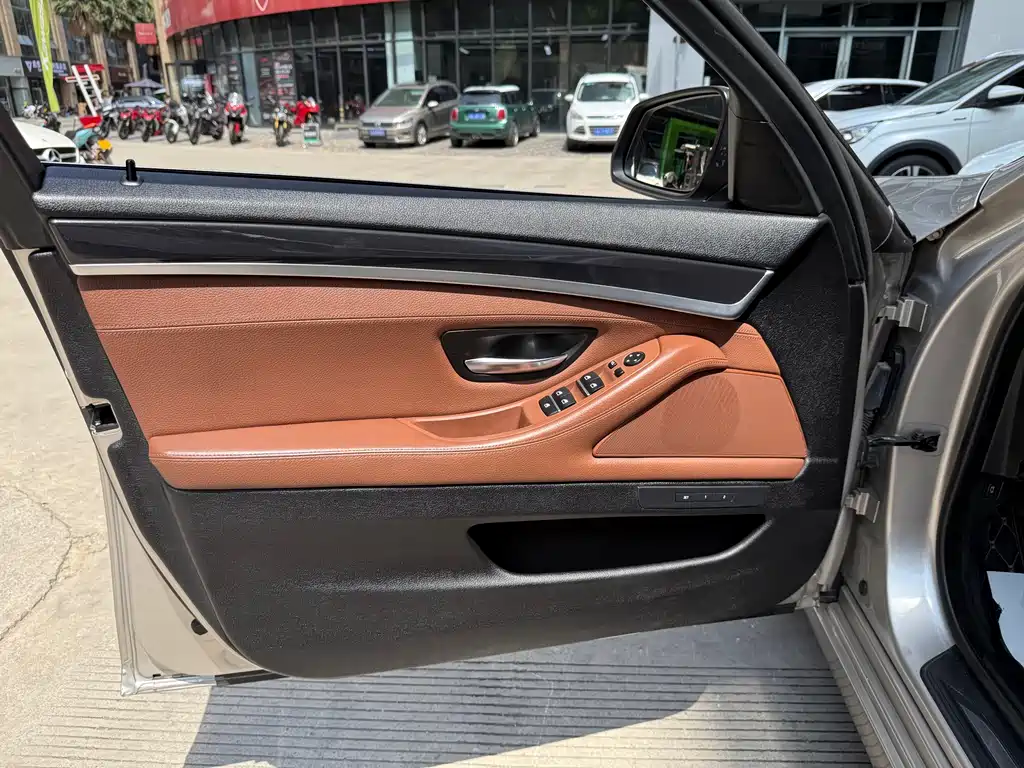 BMW 5 Series 2017 — фото 18