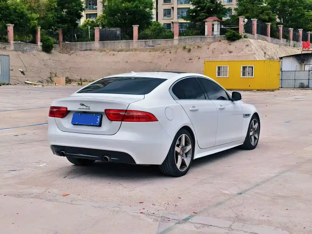 Jaguar XE 2016 — фото 7