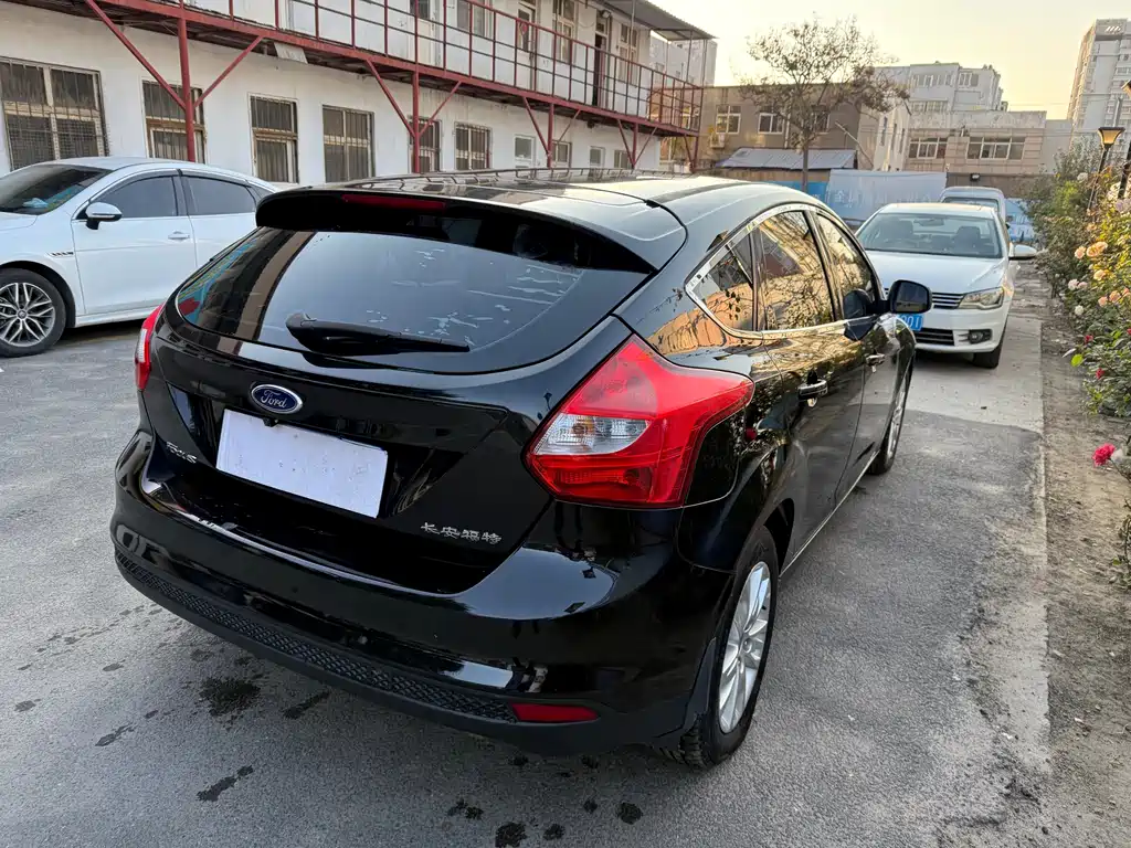 Ford Focus 2013 — фото 11