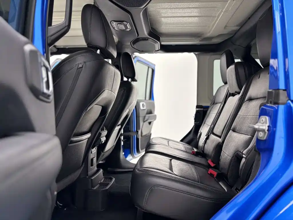 Jeep Wrangler 2023 — фото 24