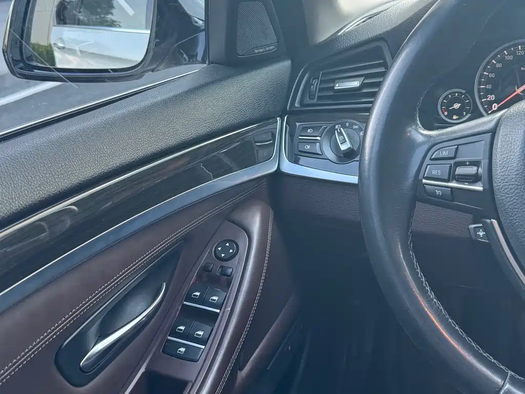 BMW 5 Series 2015 — фото 21