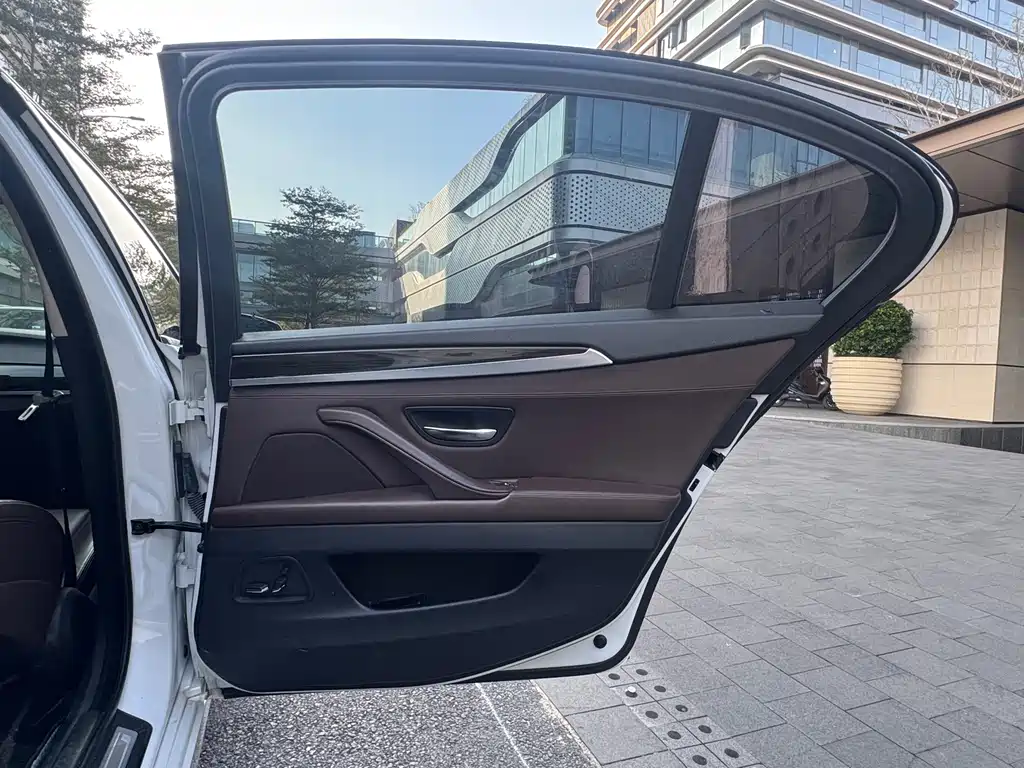 BMW 5 Series 2015 — фото 25