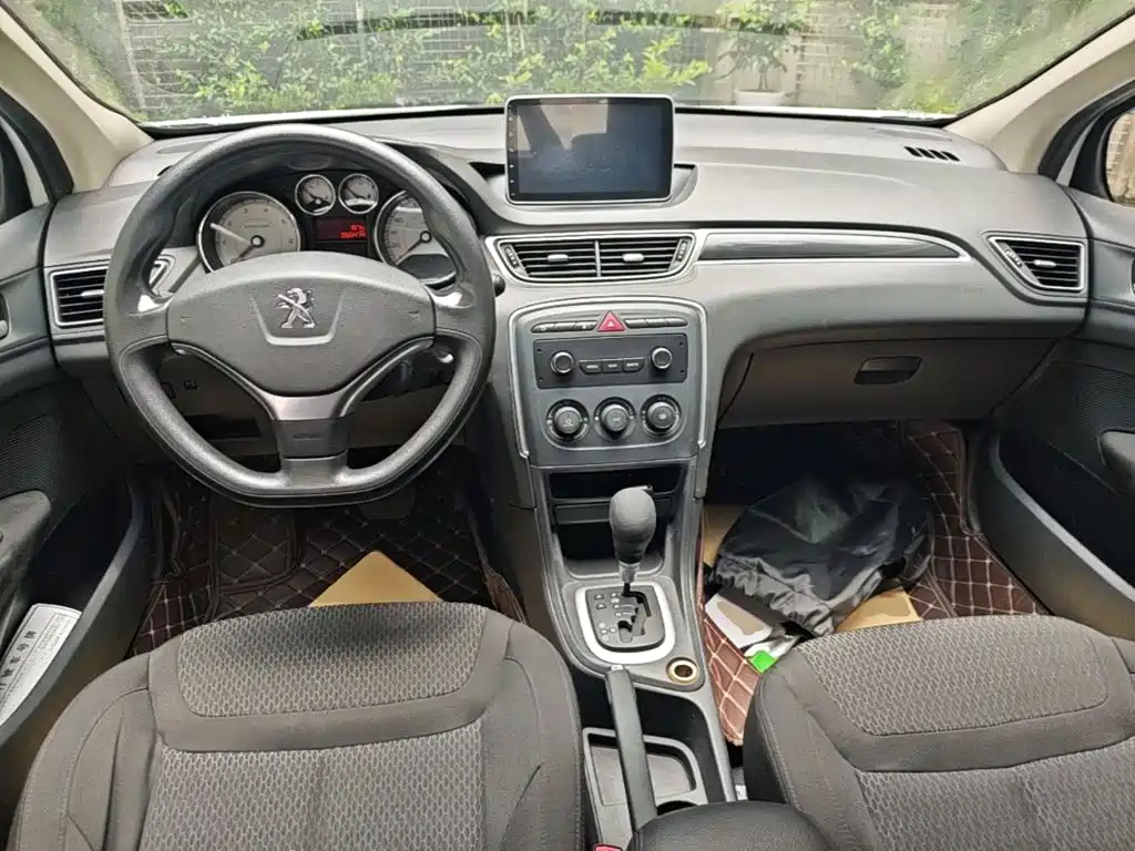 Peugeot 308 2015 — фото 10