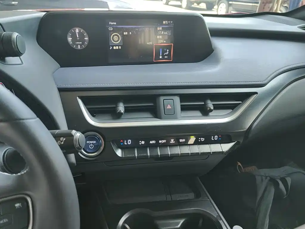 Lexus UX 2020 — фото 13