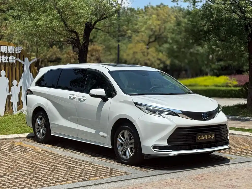 Toyota Sienna 2023 — фото 3