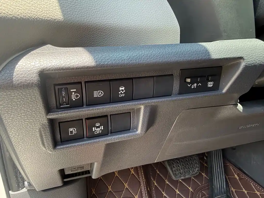 Toyota Sienna 2023 — фото 18