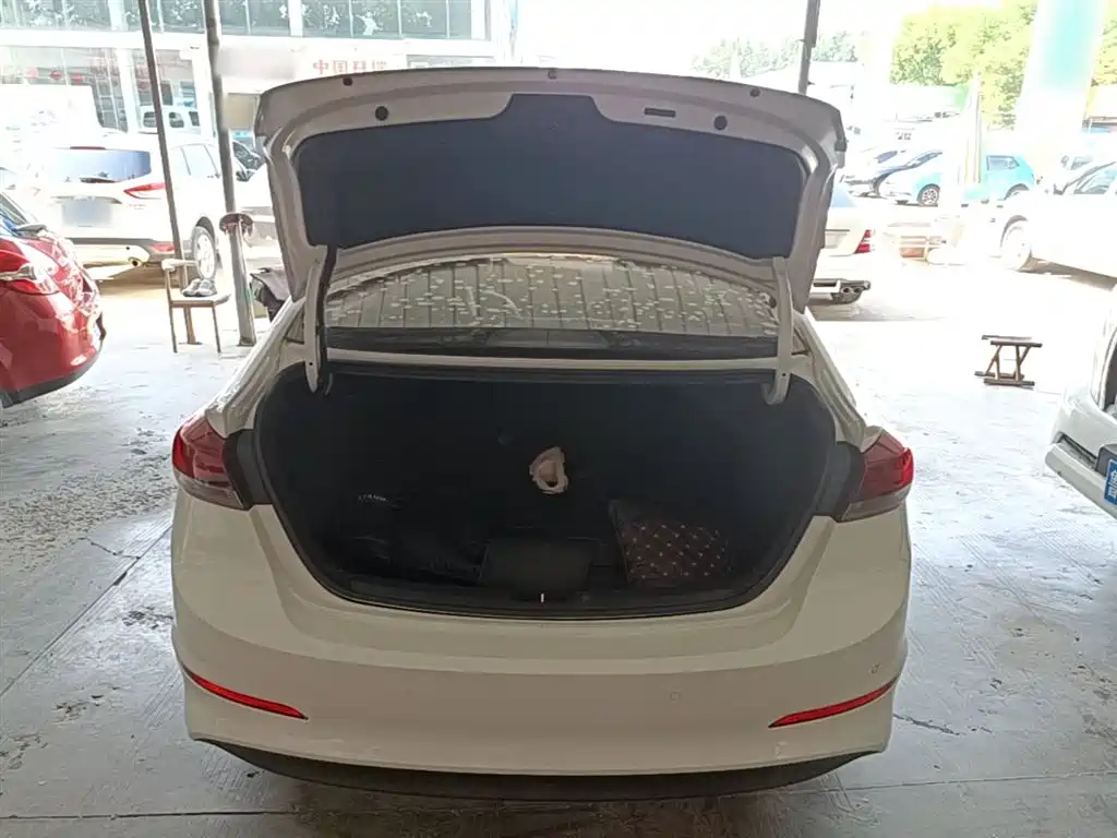 Hyundai Elantra 2019 — фото 19