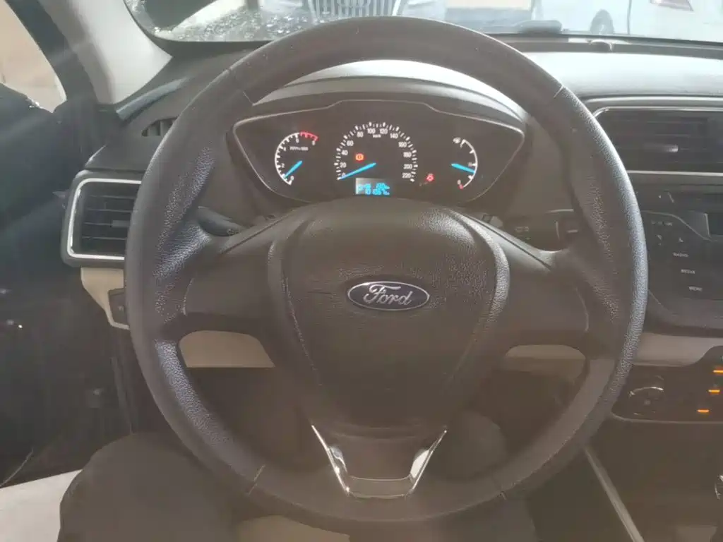 Ford Escort 2015 — фото 11