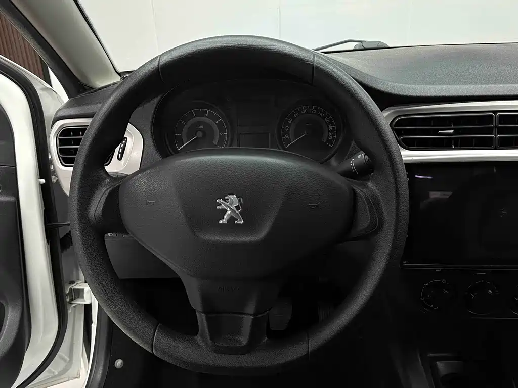 Peugeot 301 2016 — фото 15