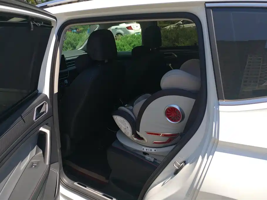 Volkswagen Tiguan L 2023 — фото 11