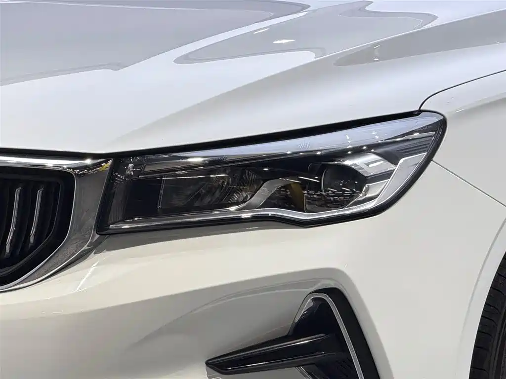 Geely Emgrand 2022