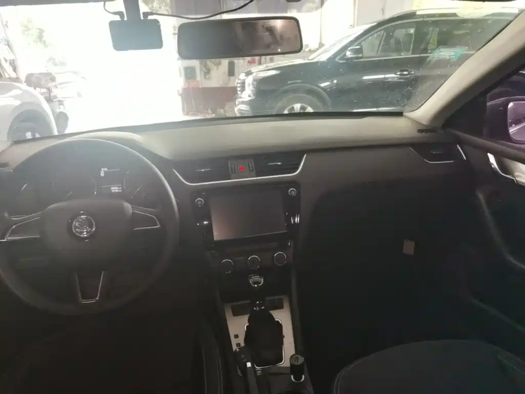 Skoda Octavia 2017 — фото 10
