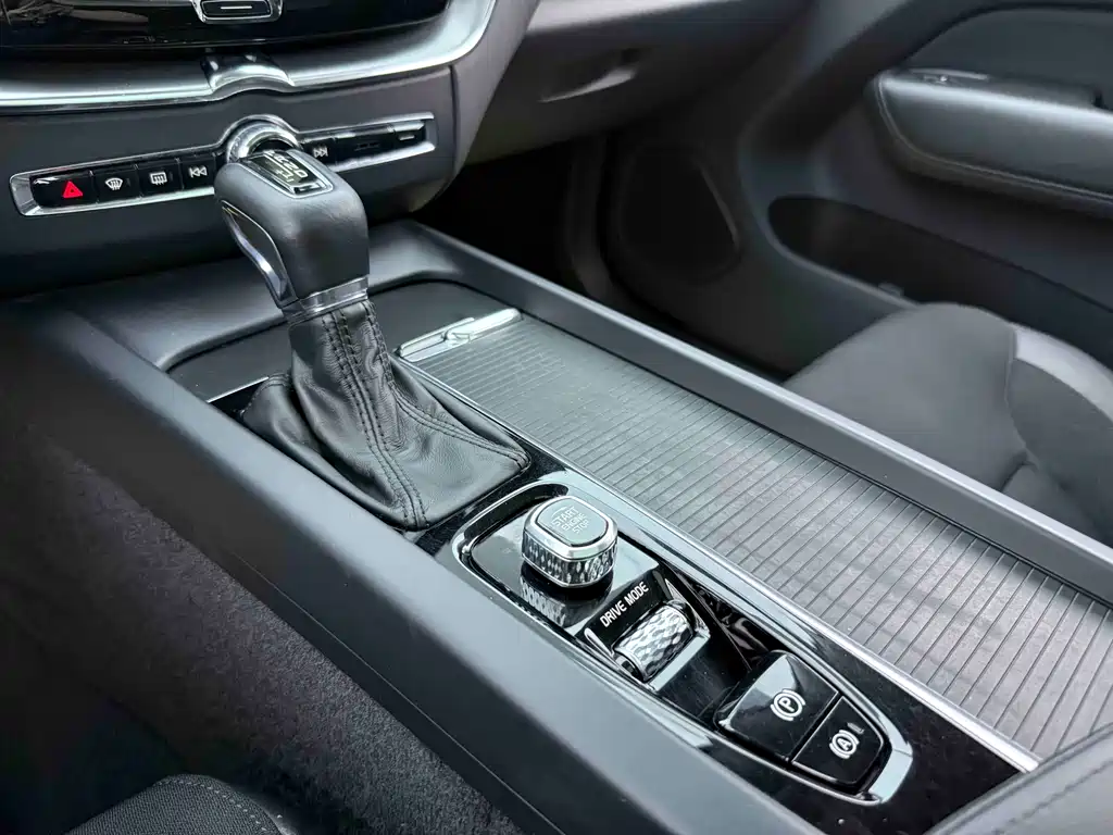 Volvo XC60 2018 — фото 23