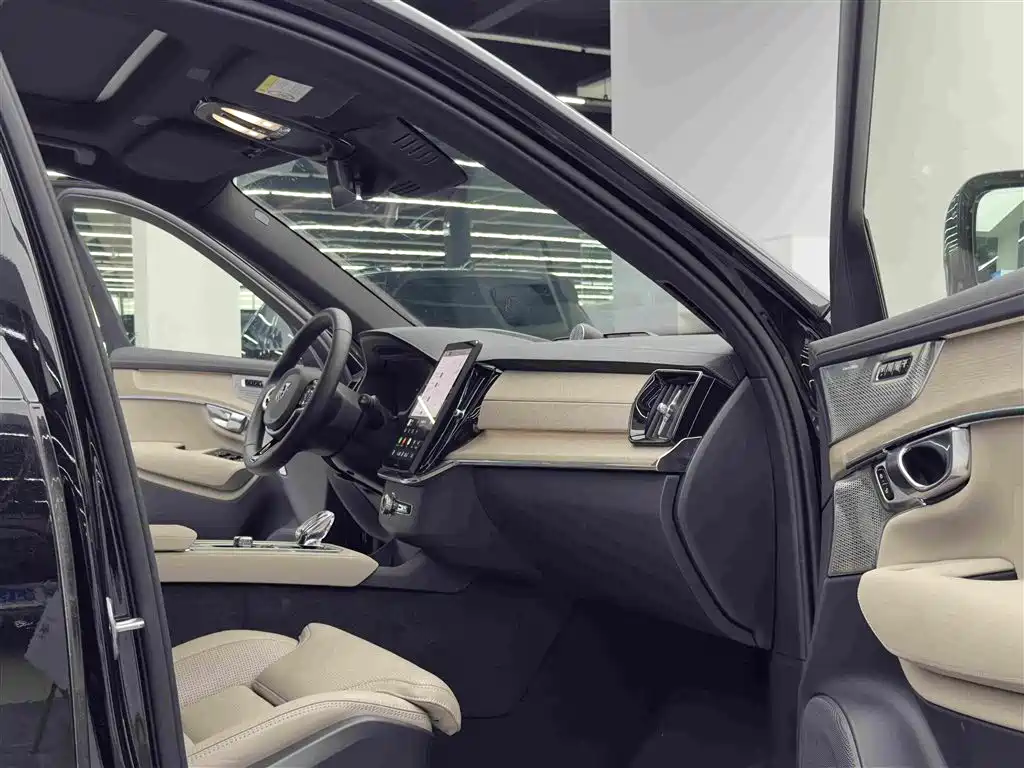 Volvo XC90 Plug-In Hybrid 2025 — фото 10