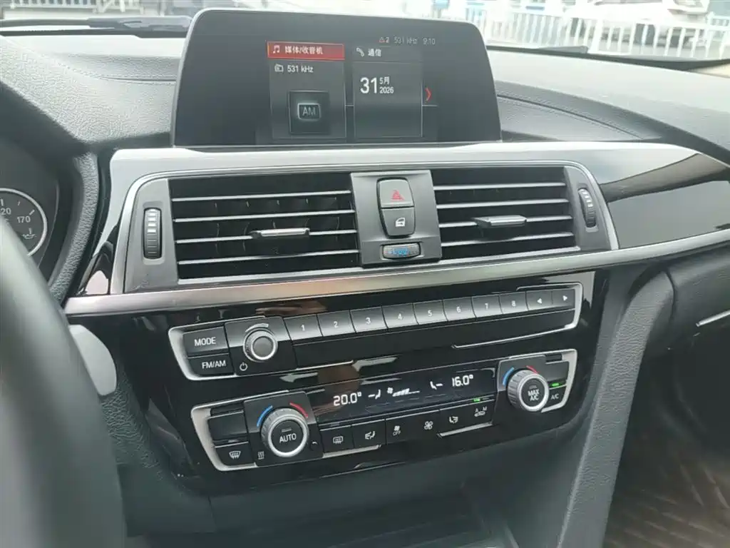 BMW 3 Series 2018 — фото 13
